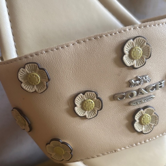 Butter yellow Coach slide Sandal With Tea Rose - Picture 4 of 11